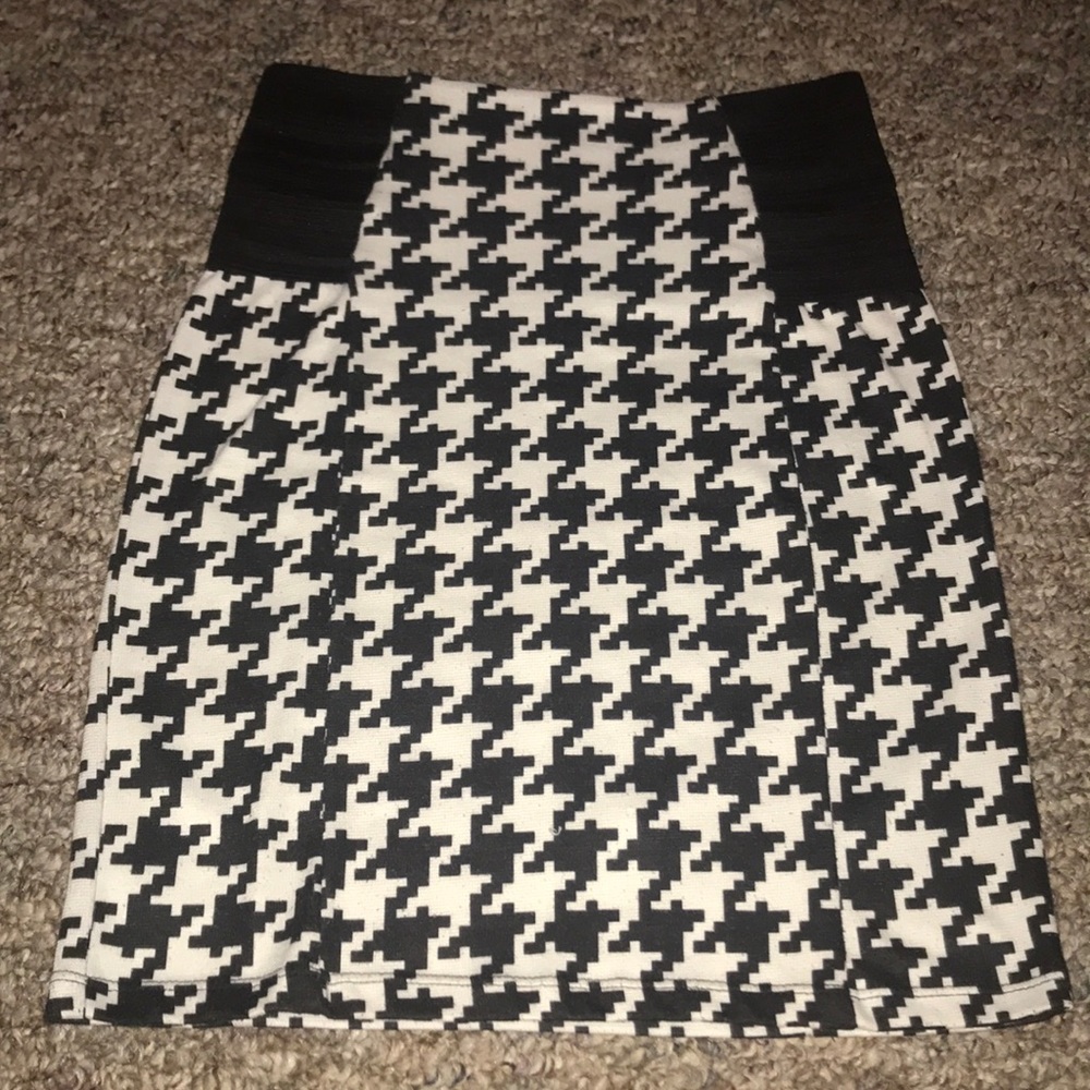 Black/white mini skirt